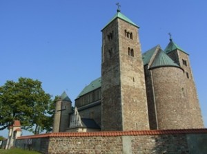 Romanische Kollegiatskirche in Tum