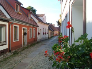 Hoyerswerda, Lange Straße (alte Handwerkerstraße aus der Mitte des 18. Jh.) mit Schuhmacher-Werkstattmuseum im Haus Nr. 1 und Kanonenkugel am Haus Nr. 4 aus der Napoleonzeit